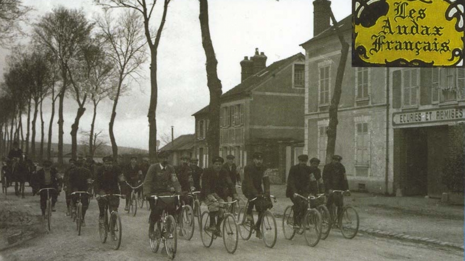 Снимка на първият официален пробег на 200 км през 1904 г. показва пелотона на връщане към Париж след обедна почивка в град Върнън.